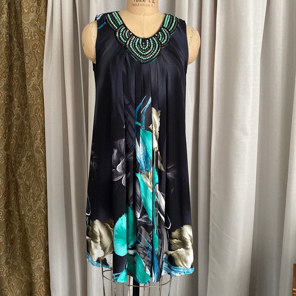 Beautiful dress, tunic even good for pregnancy a polyester and spandex.